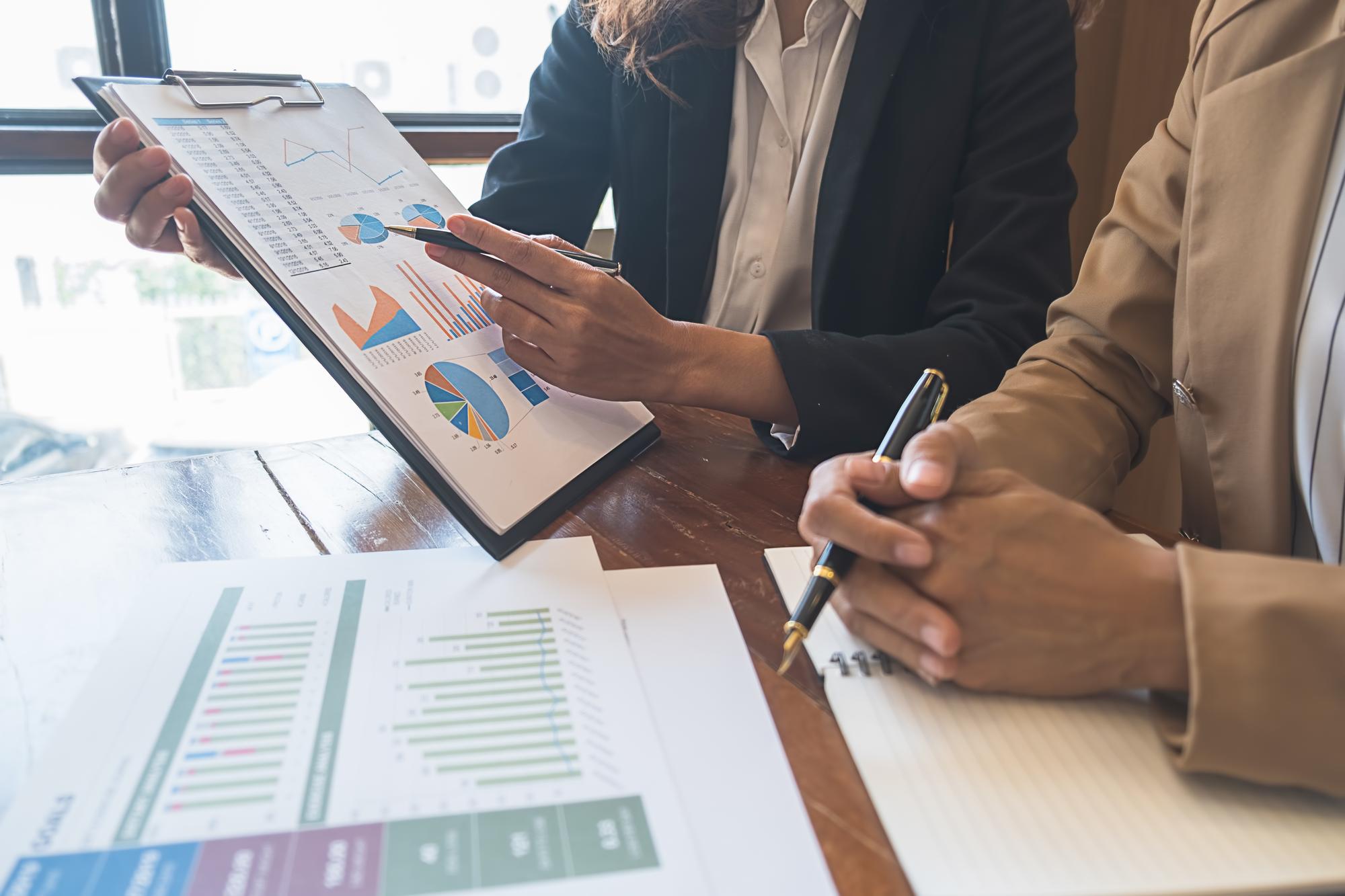 Análise de métricas de desempenho empresarial e recomendações para otimização de operações comerciais