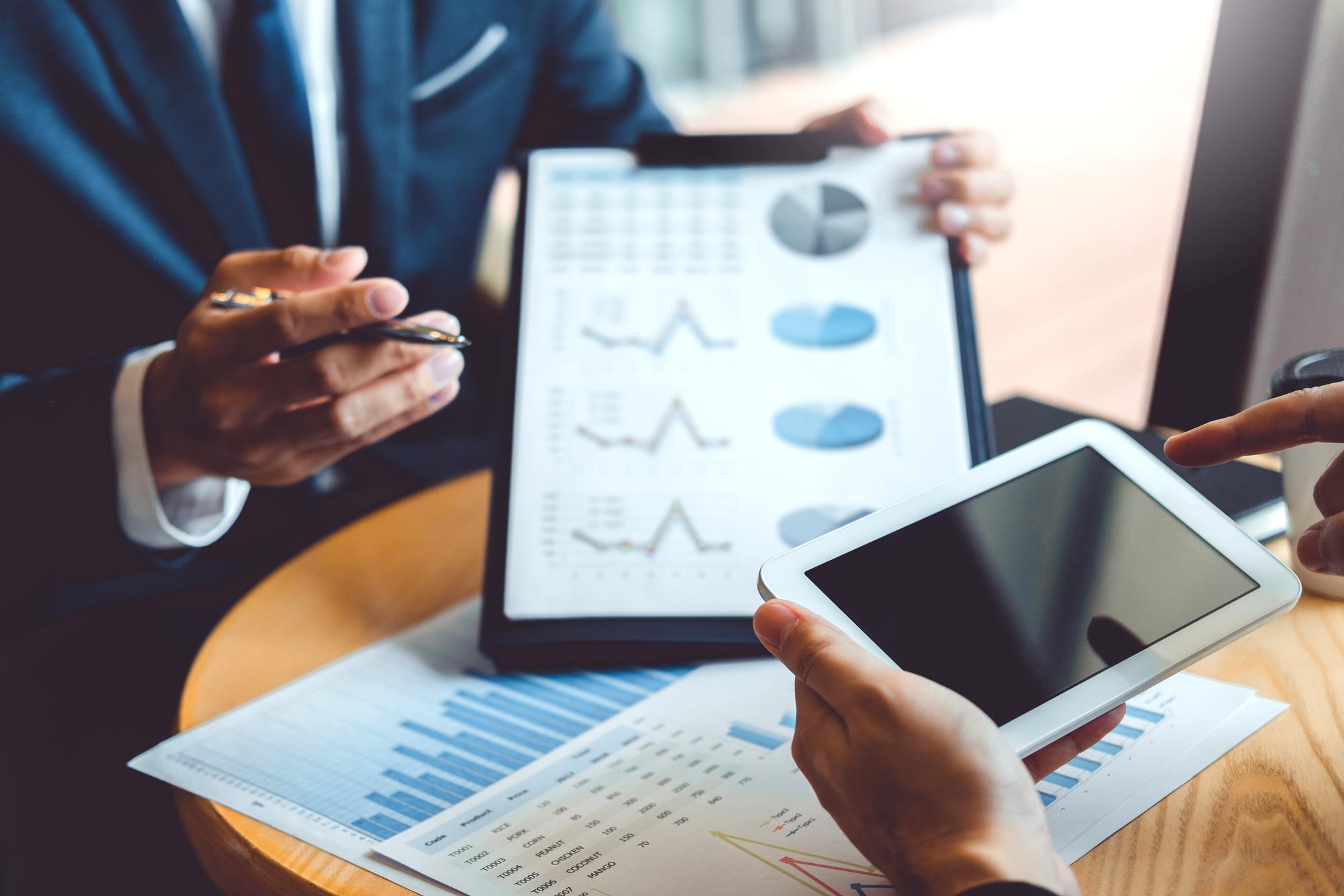 Otimização operacional e eficiência de processos em serviços de consultoria empresarial